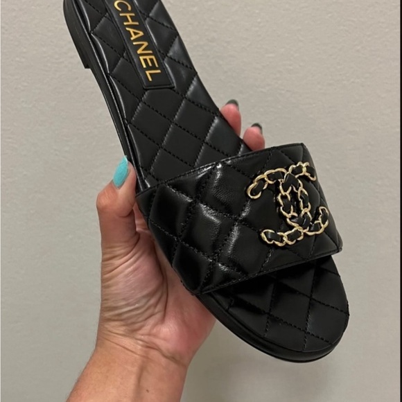CHANEL CC LOGO BLACK QUILTED LEATHER FLAT SHOES SLIDES MULES SANDALS size 38.5 - Picture 4 of 7